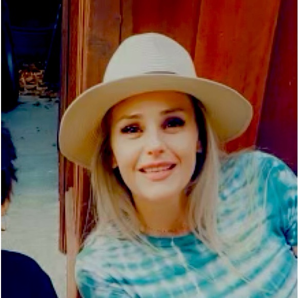 Meet your Posher, Jennifer - Picture 1 of 1